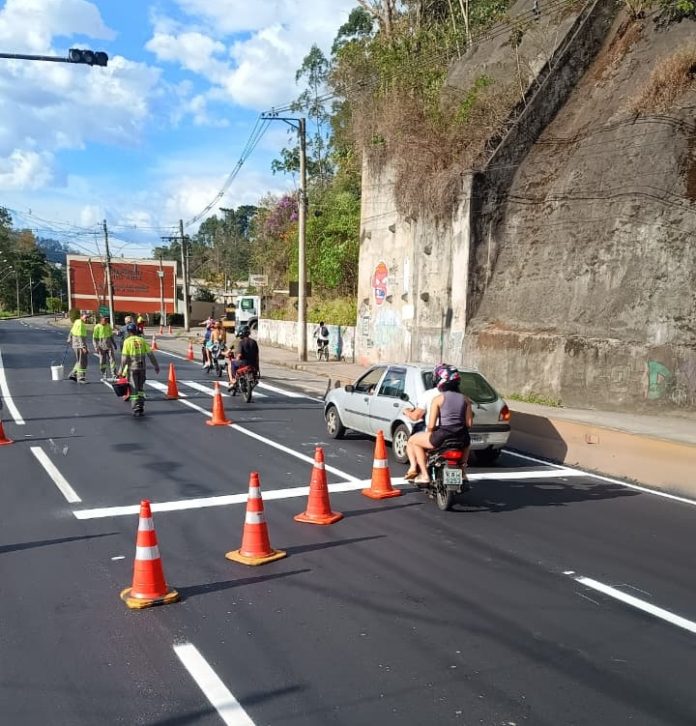 RJ-116 recebe recapeamento, nesta noite, em frente ao Hospital Raul Sertã