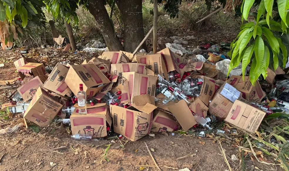 Polícia Rodoviária de MG encontra garrafas de bebidas às margens da MG-050, em Passos