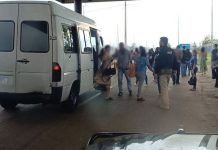 Van com excesso de 24 passageiros é flagrada na BR-070, em Ceilândia (DF) Van com excesso de 24 passageiros é flagrada na BR-070, em Ceilândia (DF)