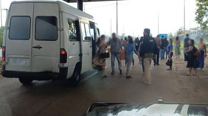 Van com excesso de 24 passageiros é flagrada na BR-070, em Ceilândia (DF)