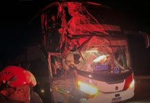 Ônibus com 8 multas por excesso de velocidade bate na BR-381/MG e deixa feridos, em Oliveira Ônibus com 8 multas por excesso de velocidade bate na BR-381/MG e deixa feridos, em Oliveira