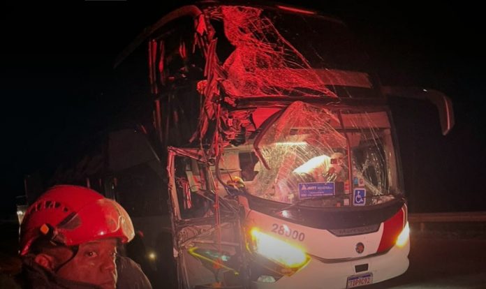 Ônibus com 8 multas por excesso de velocidade bate na BR-381/MG e deixa feridos, em Oliveira Ônibus com 8 multas por excesso de velocidade bate na BR-381/MG e deixa feridos, em Oliveira