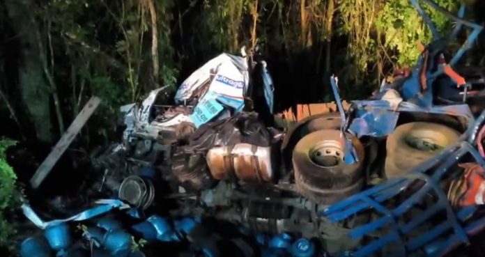 Caminhoneiro morre em acidente na BR-476/PR, entre S. Mateus do Sul e União da Vitória Caminhoneiro morre em acidente na BR-476/PR, entre S. Mateus do Sul e União da Vitória