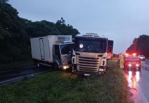 Acidente entre 3 caminhões deixa motorista morto na BR-376/PR, em Ponta Grossa Acidente entre 3 caminhões deixa motorista morto na BR-376/PR, em Ponta Grossa