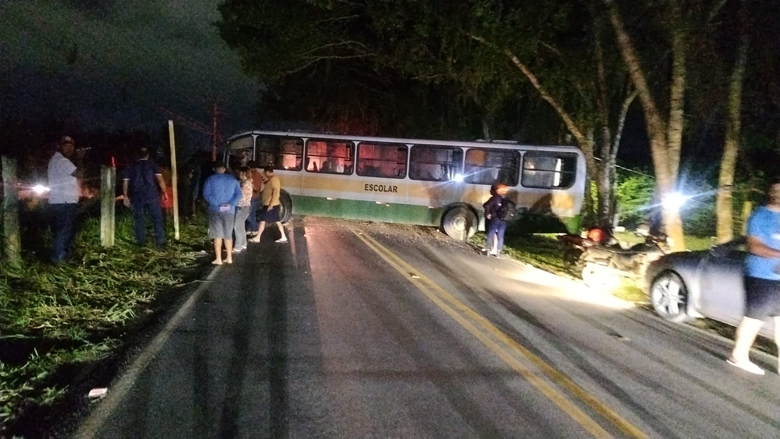 Acidente entre ônibus e carreta na ES-245 deixa ao menos 1 morto e vários feridos, em Linhares