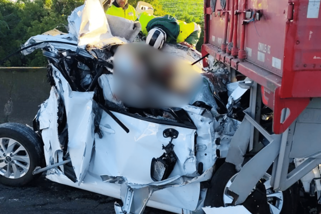 Tragédia na BR-376/PR: carro é prensado entre carretas e 3 morrem, em São José dos Pinhais Tragédia na BR-376/PR: carro é prensado entre carretas e 3 morrem, em São José dos Pinhais