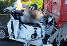 Tragédia na BR-376/PR: carro é prensado entre carretas e 3 morrem, em São José dos Pinhais Tragédia na BR-376/PR: carro é prensado entre carretas e 3 morrem, em São José dos Pinhais