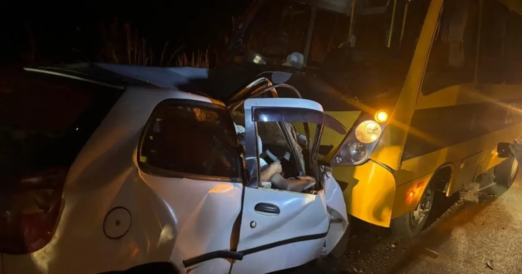Colisão de micro-ônibus e carro deixa três mortos na BA-172, em Santana Colisão de micro-ônibus e carro deixa três mortos na BA-172, em Santana