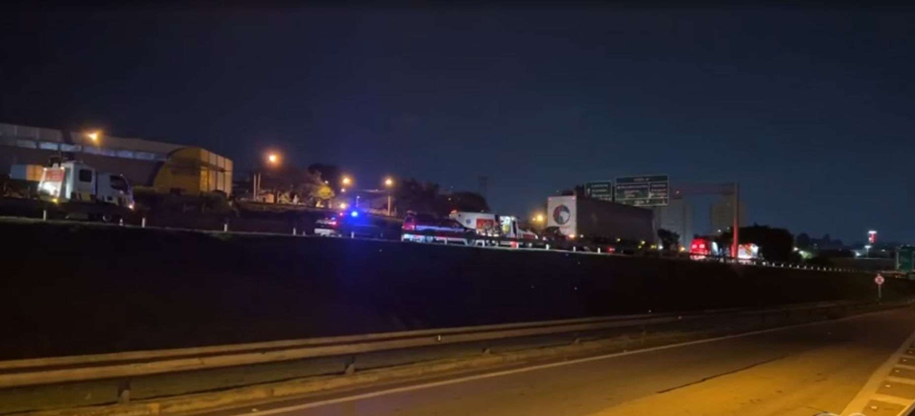 Camionete choca em traseira de caminhão na Via Anhanguera e motorista morre, em Jundiaí (SP)