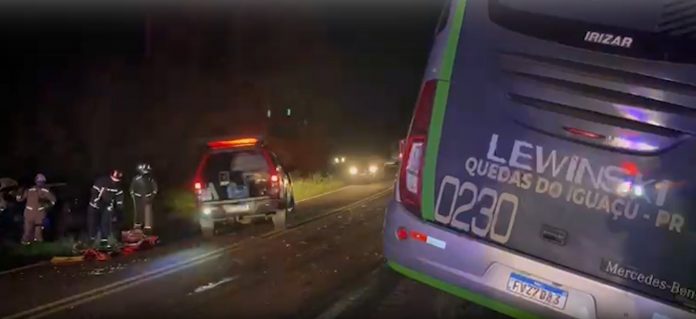 Acidente entre ônibus e camionete na PR-180 deixa motorista ferido, em Cascavel