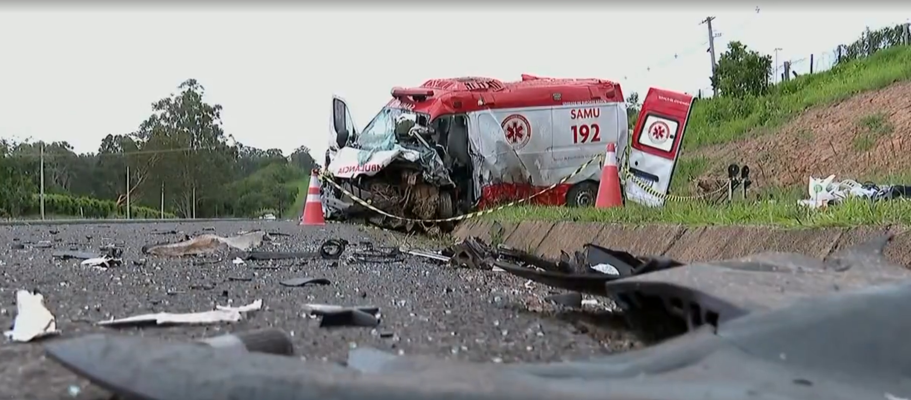 Paciente e motoristas morrem após colisão de ambulância e carro na SP-333, em Cajuru