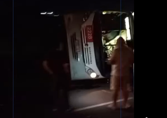 Ônibus colide com carreta Volvo na BR-232/PE, tomba e deixa 16 feridos, em Bonança