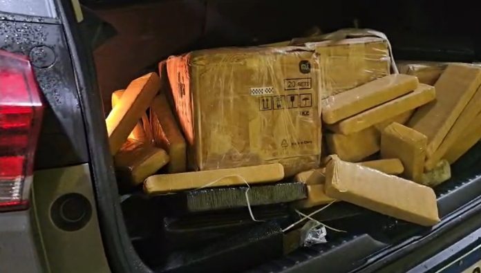 VÍDEO: Menor rouba carro e é apreendido com 300 kg de maconha na BR-101/SC