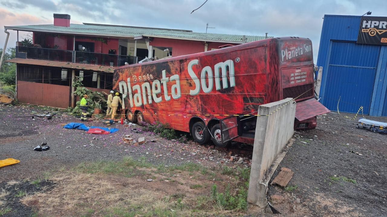 Ônibus da Banda Planeta Som do acidente na BR-158/PR está com licenciamento vencido