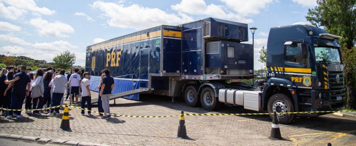 Segurança no trânsito é tema do "Cinema Rodoviário", em Curitiba (PR)