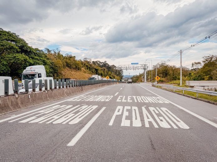Usuários já pagam pedágio em pórticos na Mogi-Dutra, Mogi-Bertioga e Rio-Santos Usuários já pagam pedágio em pórticos na Mogi-Dutra, Mogi-Bertioga e Rio-Santos