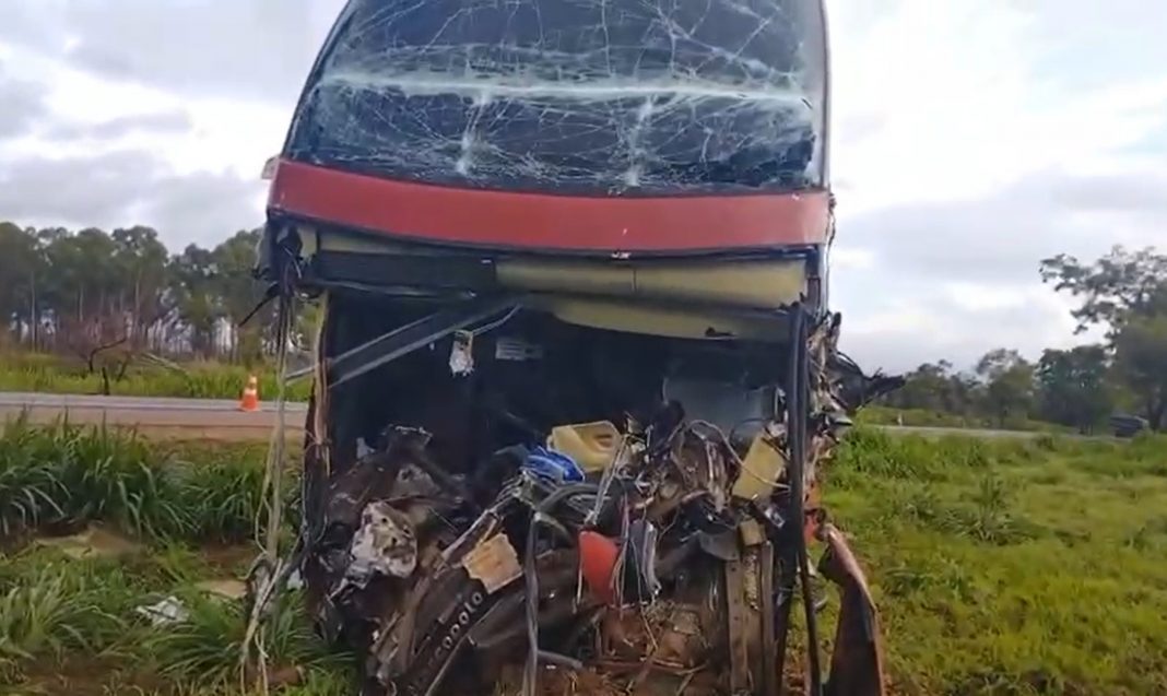 Empresa de ônibus, envolvida em colisão que deixou dois motoristas mortos, diz que Estradas foi sensacionalista e exige retratação Empresa de ônibus, envolvida em colisão que deixou dois motoristas mortos, diz que Estradas foi sensacionalista e exige retratação