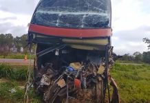 Empresa de ônibus, envolvida em colisão que deixou dois motoristas mortos, diz que Estradas foi sensacionalista e exige retratação Empresa de ônibus, envolvida em colisão que deixou dois motoristas mortos, diz que Estradas foi sensacionalista e exige retratação