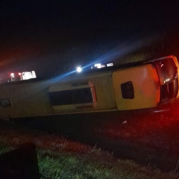 Ônibus tomba na rodovia Brigadeiro Faria Lima (SP-326) e deixa 13 feridos