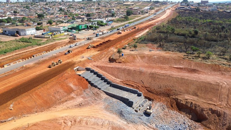 Obras da Travessia Urbana de Formosa, na BR-020/GO, concentram-se na entrada da cidade