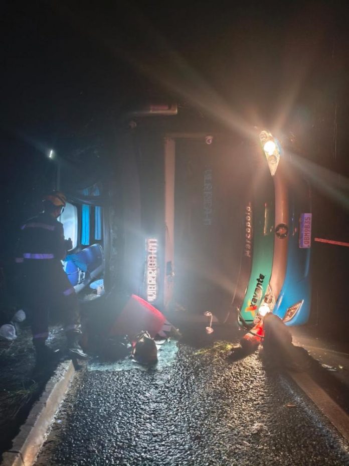 Ônibus tomba na GO-060 e deixa três mortos e 34 feridos, em Iporá