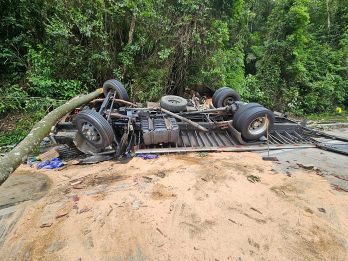VÍDEO: Acidente na BR-116/RJ deixa caminhoneiro morto, em Teresópolis VÍDEO: Acidente na BR-116/RJ deixa caminhoneiro morto, em Teresópolis