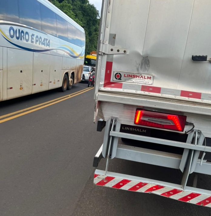 Motoqueiro morre ao colidir na traseira de carreta na rodovia SC-157, em Coronel Freitas (SC), na tarde de sábado (15). Motoqueiro morre ao colidir na traseira de carreta na rodovia SC-157, em Coronel Freitas (SC), na tarde de sábado (15).