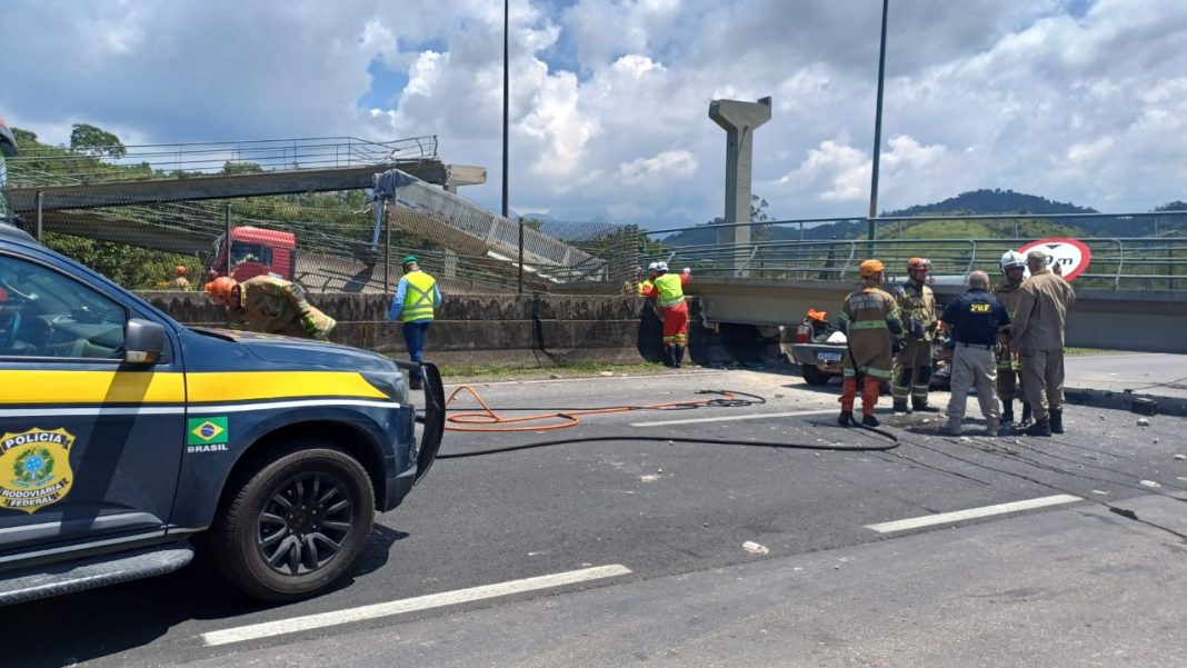 BR-116/RJ tem interdição total, entre Rio e Teresópolis, após caminhão-caçamba derrubar passarela