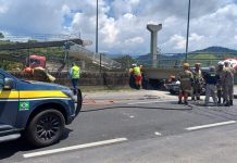 BR-116/RJ tem interdição total, entre Rio e Teresópolis, após caminhão-caçamba derrubar passarela BR-116/RJ tem interdição total, entre Rio e Teresópolis, após caminhão-caçamba derrubar passarela