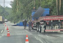 Caminhão com mais de 40 multas tomba na Régis Bittencourt e provoca interdição de 2 faixas Caminhão com mais de 40 multas tomba na Régis Bittencourt e provoca interdição de 2 faixas