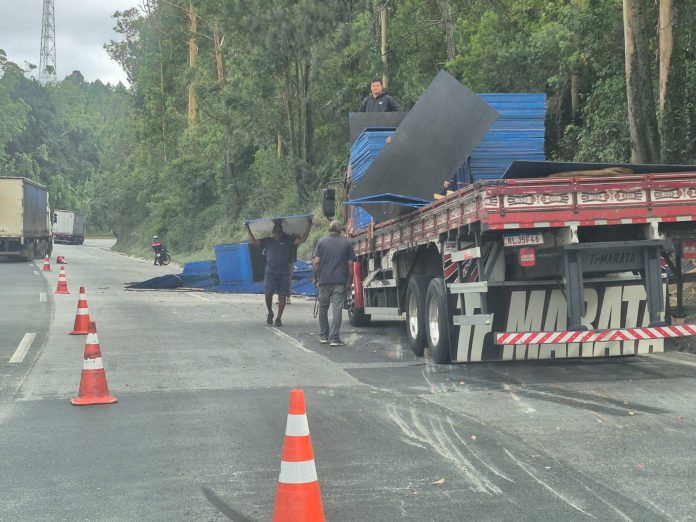 Caminhão com mais de 40 multas tomba na Régis Bittencourt e provoca interdição de 2 faixas