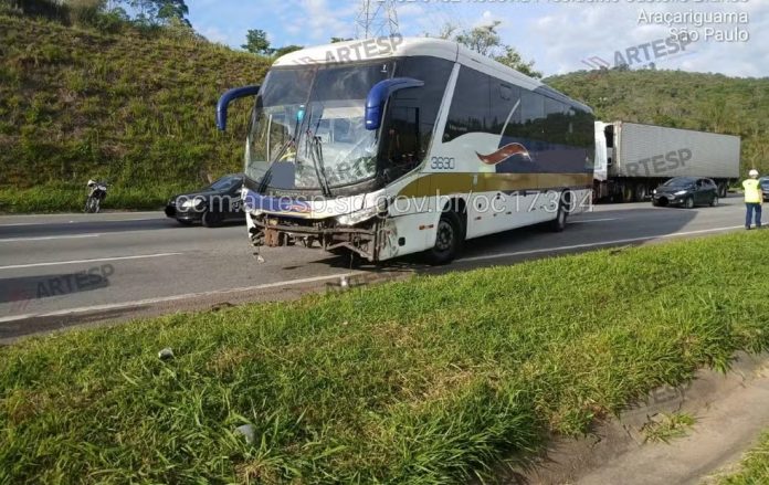Acidente com ônibus na Rodovia Castello Branco (SP-280) deixa feridos, em Araçariguama (SP), neste sábado (29). Acidente com ônibus na Rodovia Castello Branco (SP-280) deixa feridos, em Araçariguama (SP), neste sábado (29).