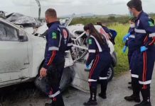Picape S10 e Fiat Uno colidem violentamente na BR-235/SE e três morrem, em Itabaiana Picape S10 e Fiat Uno colidem violentamente na BR-235/SE e três morrem, em Itabaiana