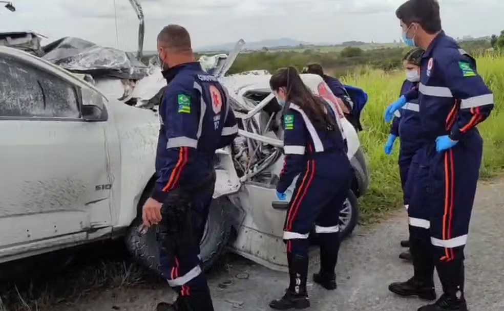 Picape S10 e Fiat Uno colidem violentamente na BR-235/SE e três morrem, em Itabaiana