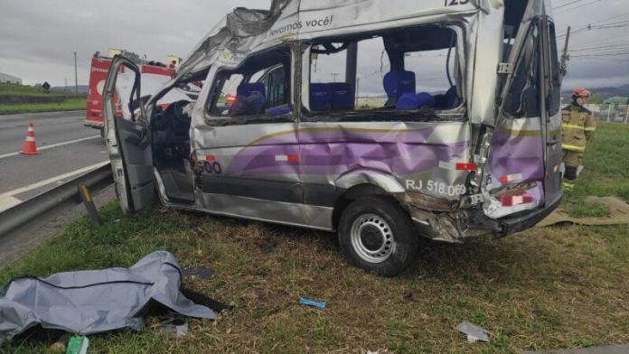 Acidente entre caminhão e van deixa 1 morto e 7 feridos na BR-116/RJ, em Itatiaia Acidente entre caminhão e van deixa 1 morto e 7 feridos na BR-116/RJ, em Itatiaia