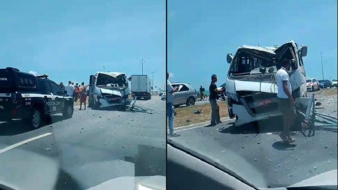 Micro-ônibus irregular choca contra poste e deixa 20 feridos, em Maceió (AL) Micro-ônibus irregular choca contra poste e deixa 20 feridos, em Maceió (AL)