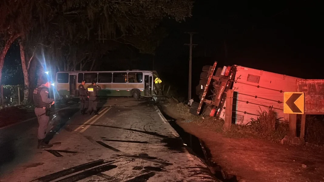 Acidente entre ônibus e carreta na ES-245 mata caminhoneiro e deixa feridos, em Linhares