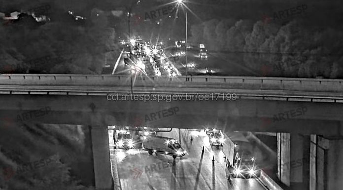 Pedestre salta de viaduto na Bandeirantes (SP-348) e morre atropelado, em SP