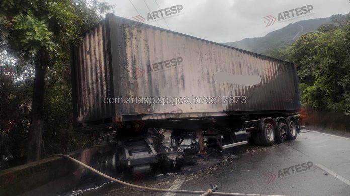 Caminhoneiros morrem em grave acidente na Via Anchieta, em Cubatão (SP)