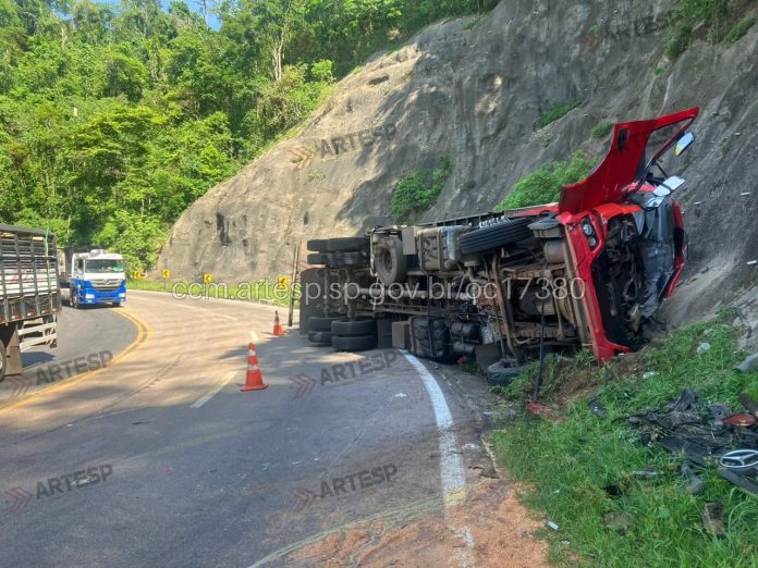 Caminhoneiro dorme ao volante e carreta tomba na SP-300, em Botucatu