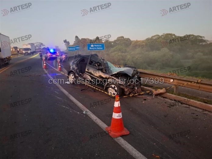 Três pessoas morrem em acidente entre carro e caminhão na SP-250, em Cotia