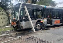Ônibus perde controle na Raposo Tavares e provoca engavetamento com 12 feridos, em SP Ônibus perde controle na Raposo Tavares e provoca engavetamento com 12 feridos, em SP
