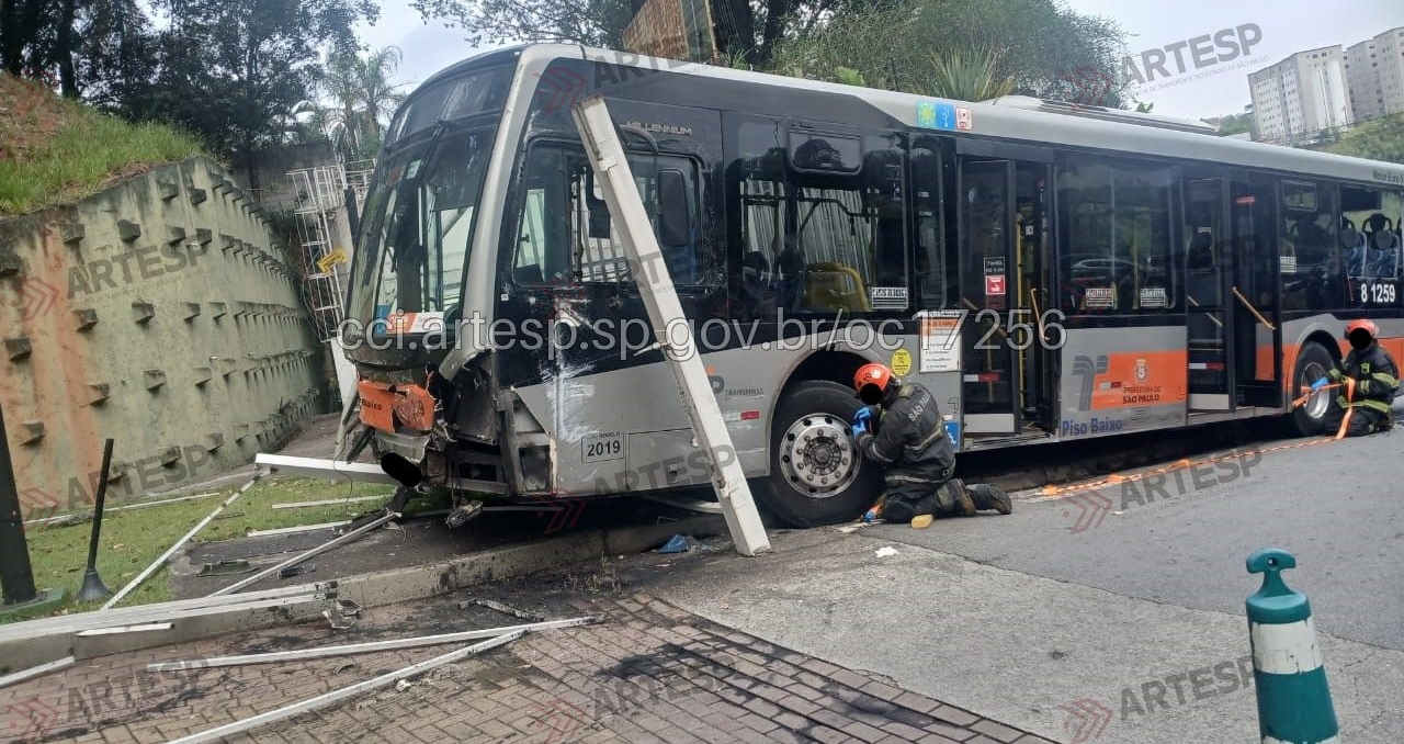 Ônibus perde controle na Raposo Tavares e provoca engavetamento com 12 feridos, em SP