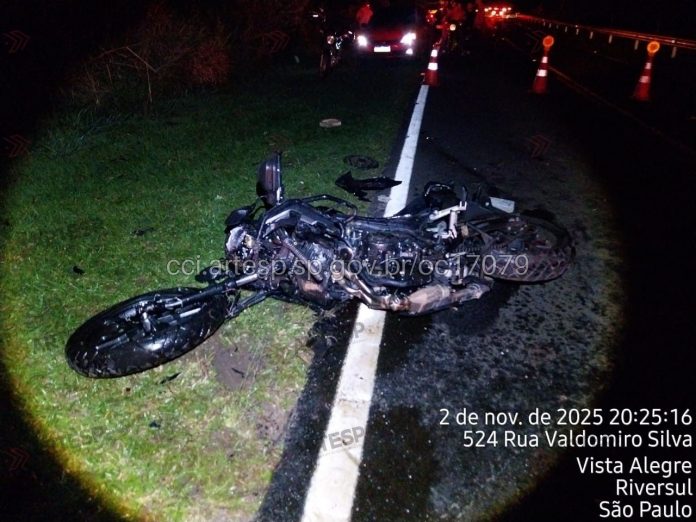 Colisão frontal de picape e moto deixa dois mortos na SPA-043/281, em Riversul