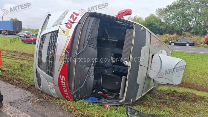 Micro-ônibus tomba na SP-340 e deixa 10 feridos, em Mogi Mirim