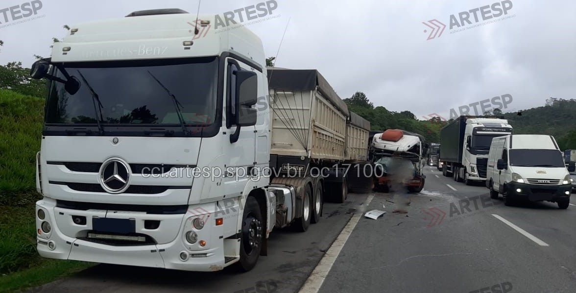 Camionete choca em traseira de caminhão na Via Anhanguera e motorista morre, em Jundiaí (SP)