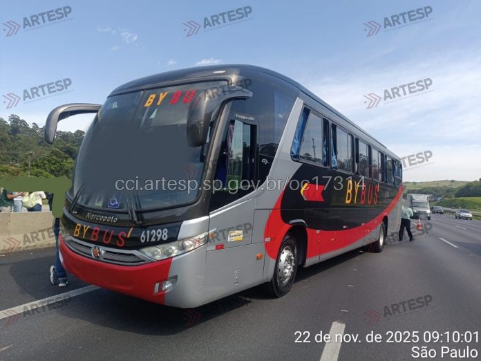 Acidente com 2 ônibus e Fiorino quase provoca tragédia na Bandeirantes, em SP