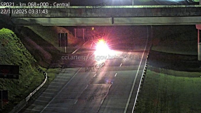 Homem é jogado de viaduto do Rodoanel, e morre atropelado, em S. Bernardo do Campo (SP),na madrugada deste sábado (22).