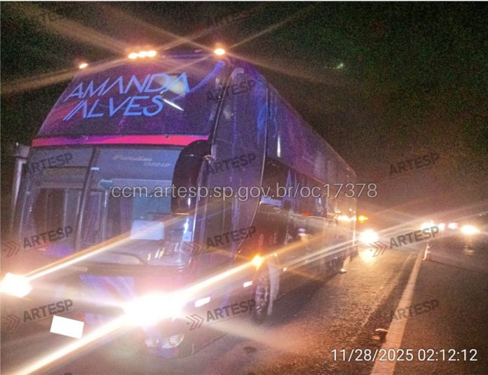 Ônibus da cantora sertaneja Amanda Alves bate na SP-280 e 23 ficam feridos, na madrugada desta sexta-feira (28).