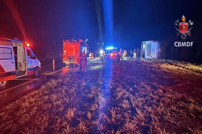 Ônibus tomba após colidir contra guincho na BR-020/DF e deixa 27 feridos, em Planaltina